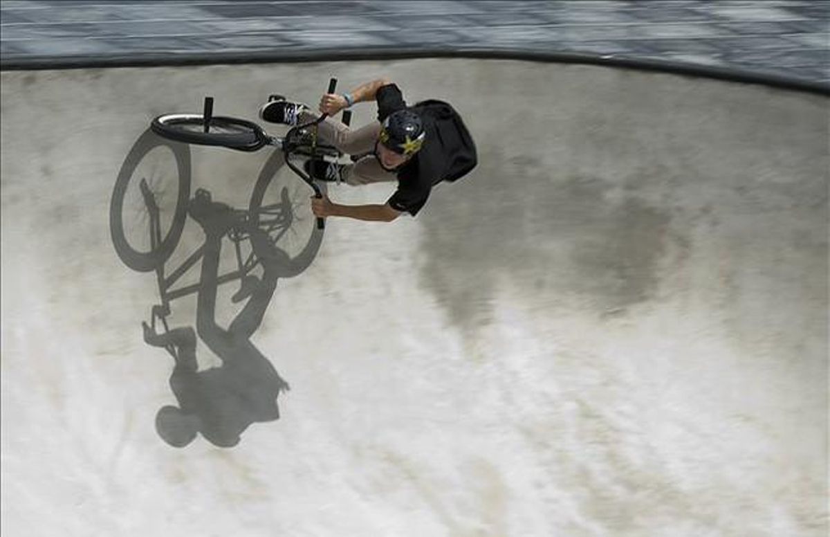 Un biker se entrena para los X Games. Un biker se entrena para los X Games.