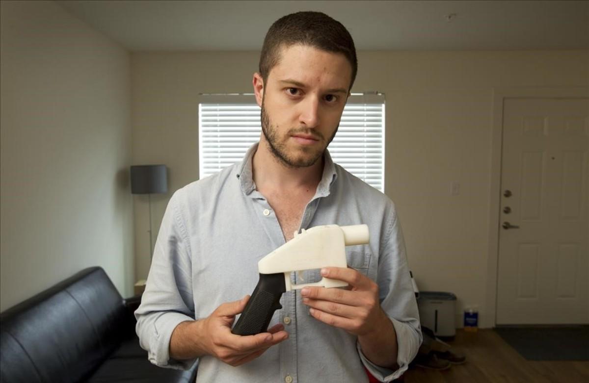Cody Wilson posa con un arma de plástico generada con una impresora 3-D.