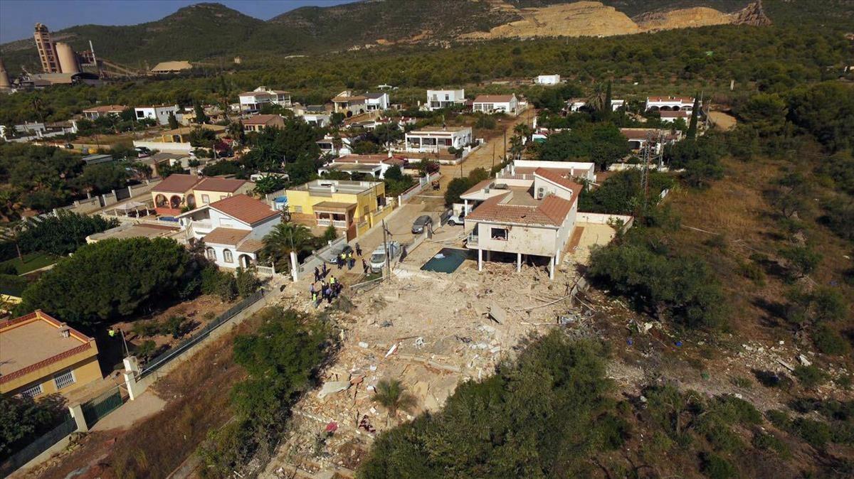 Imagen aérea de la casa pulverizada por una explosión en Alcanar.