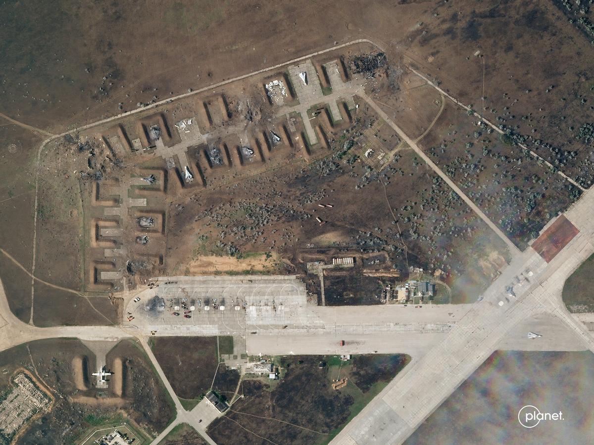 Imagen vía satélite de los destrozos en la base aérea rusa en Crimea.