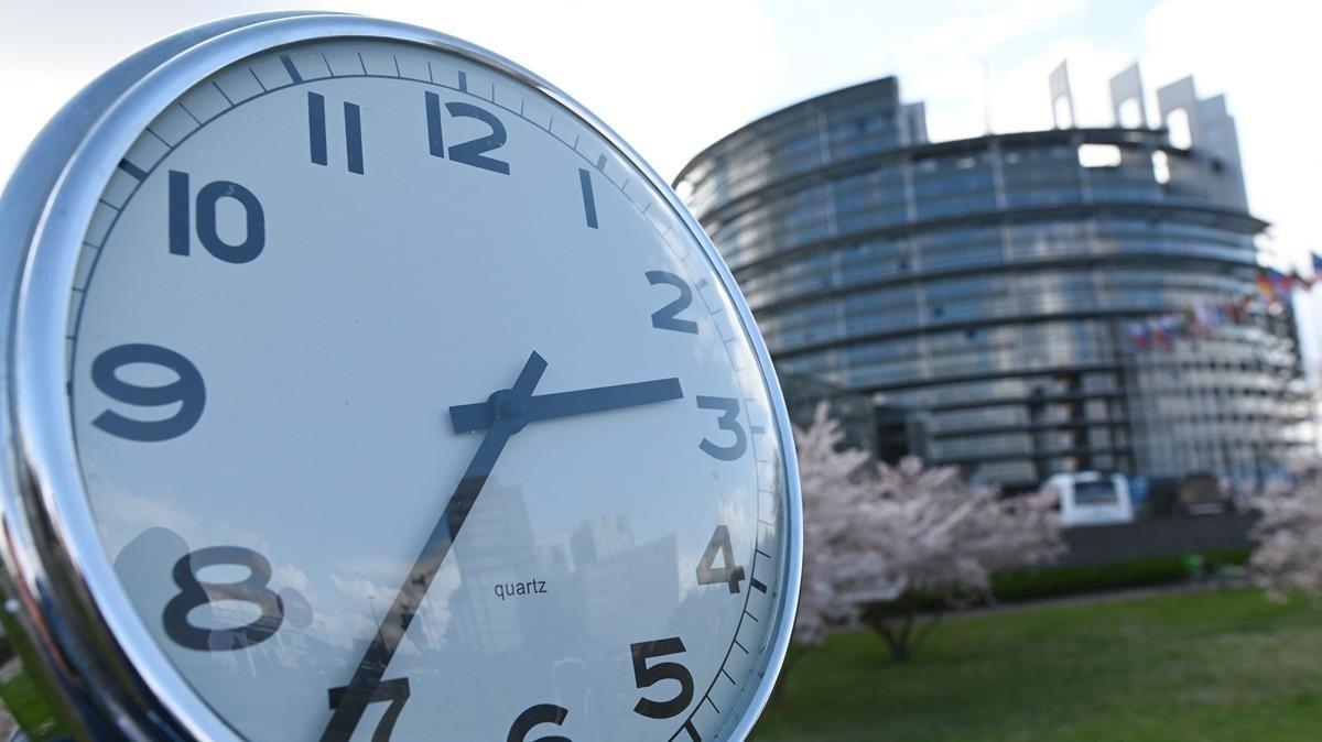 Un reloj frente al Parlamento Europeo.