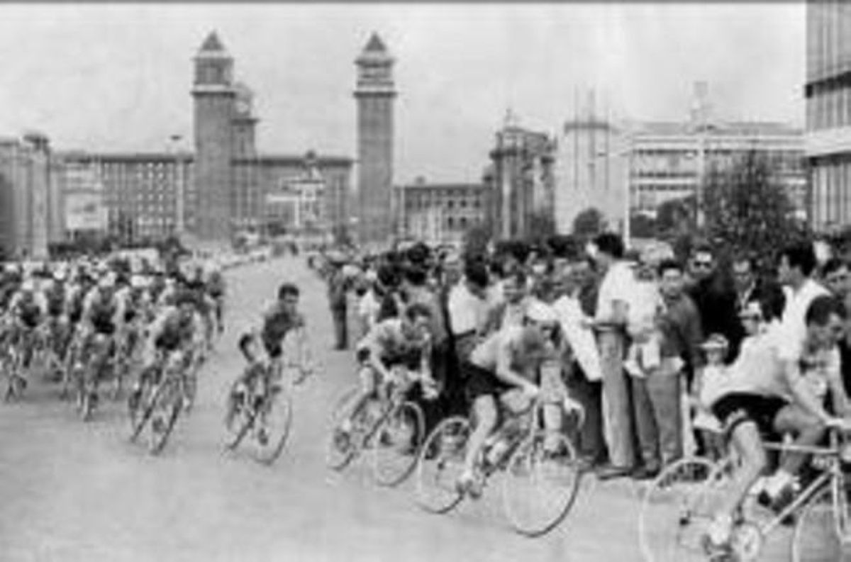 Los participantes de la Volta 1964, en la avenida Maria Cristina de Barcelona. Los participantes de la Volta 1964, en la avenida Maria Cristina de Barcelona.