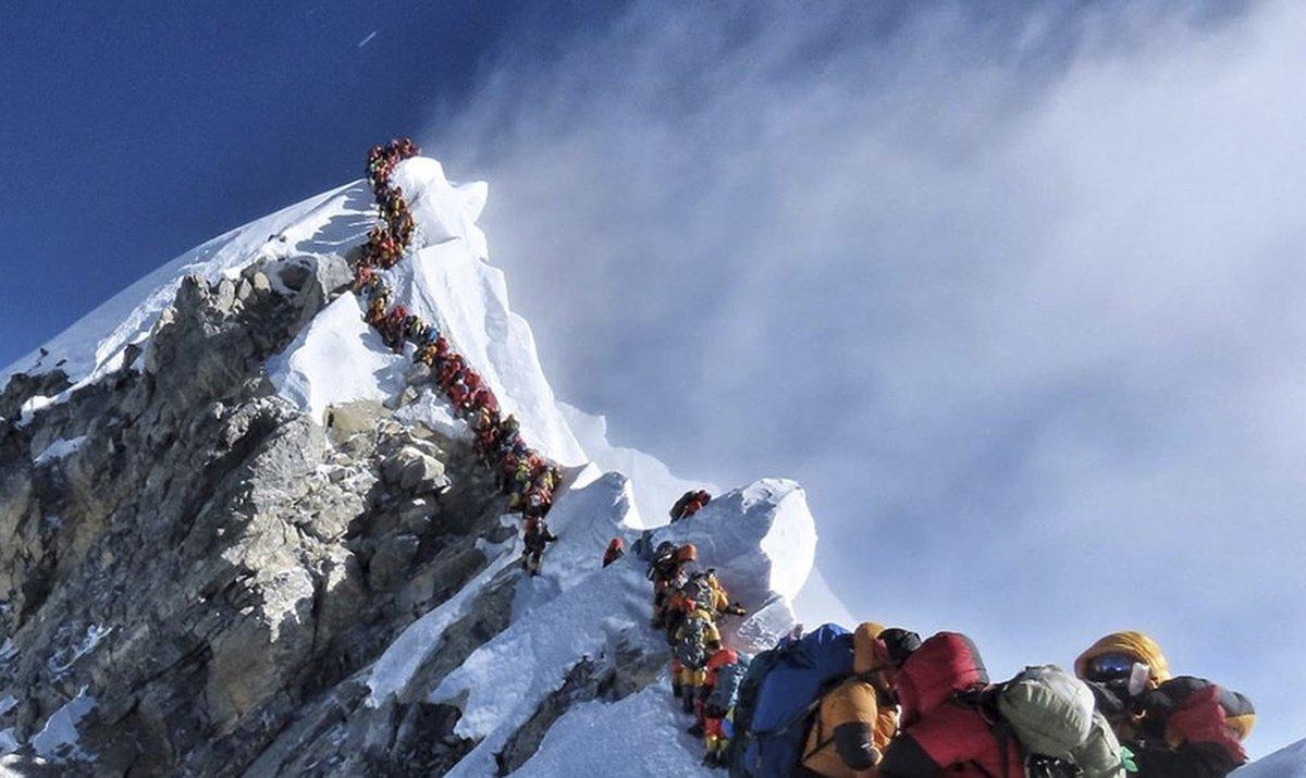 Una larga cola de motañistas esperan en mayo de 2019 para ascender a la cima del Monte Everest. 