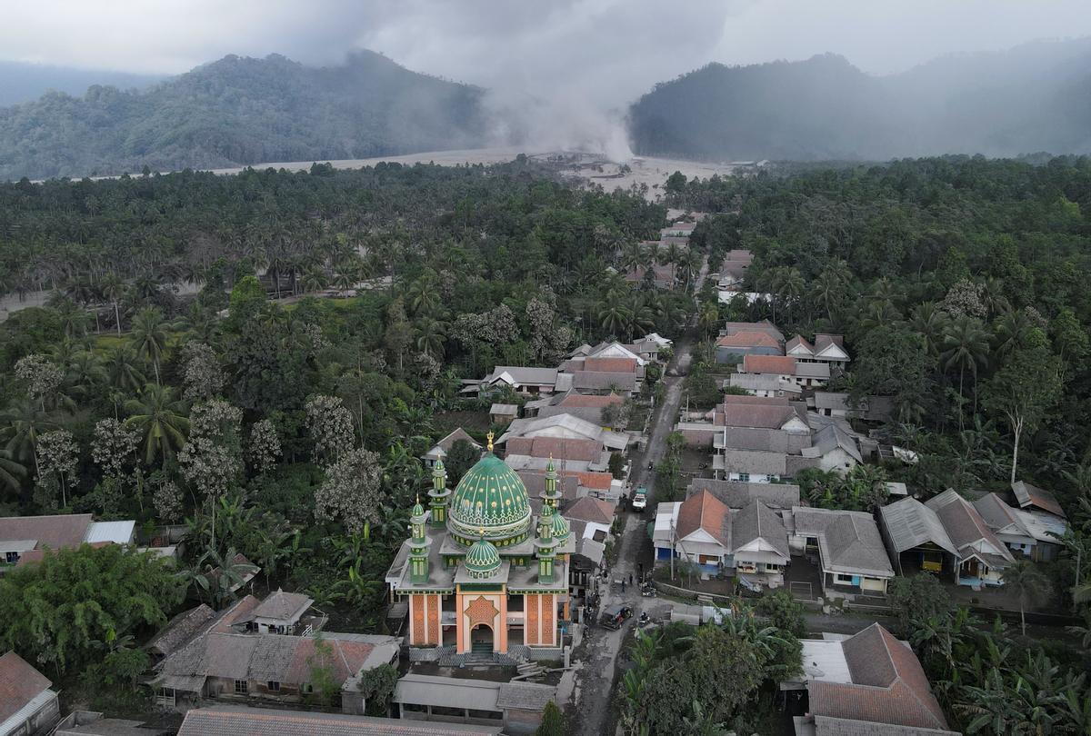 La erupción del volcán de Indonesia Semeru causa al menos 13 muertos