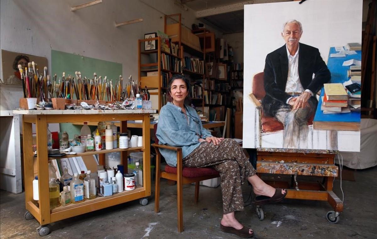 Leticia Feduchi posa junto al retrato de Eduardo Mendoza que ha realizado para la galería de los Premio Cervantes de la Biblioteca Nacional. 