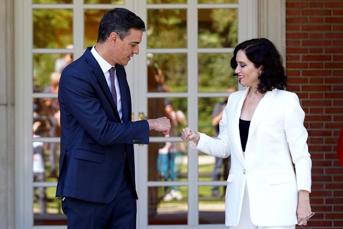 Sánchez da la bienvenida a Ayuso a La Moncloa este viernes tras ser juramentado como presidente de la Comunidad de Madrid Sánchez da la bienvenida a Ayuso a La Moncloa este viernes tras ser juramentado como presidente de la Comunidad de Madrid