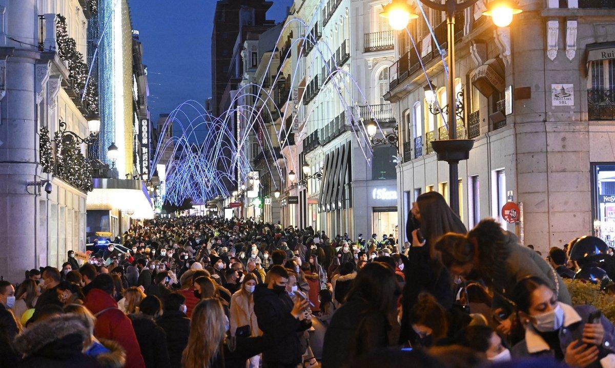 MADRID, 29/11/2020.- Vista general de la madrileña calle de Preciados desde la Puerta del Sol, este domingo por la tarde.- EFE/Víctor Lerena