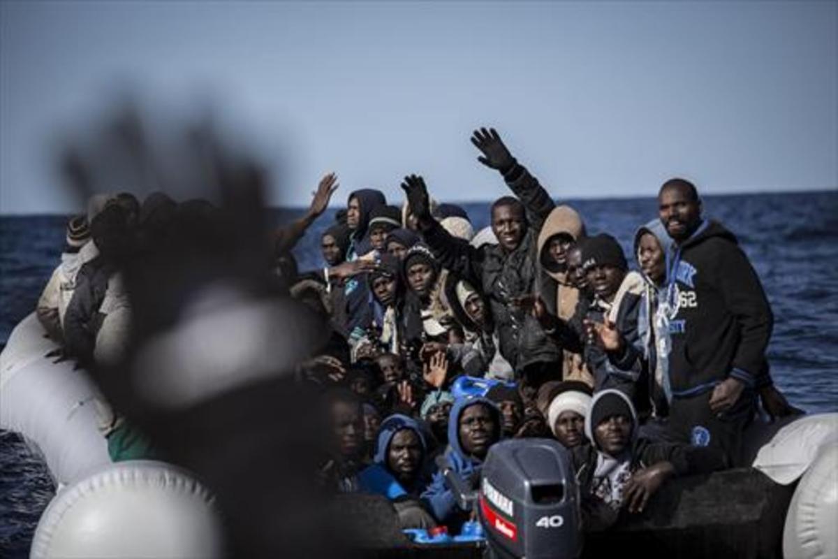 Un grupo de africanos, rescatados en alta mar por la oenegé Proactiva Open Arms.