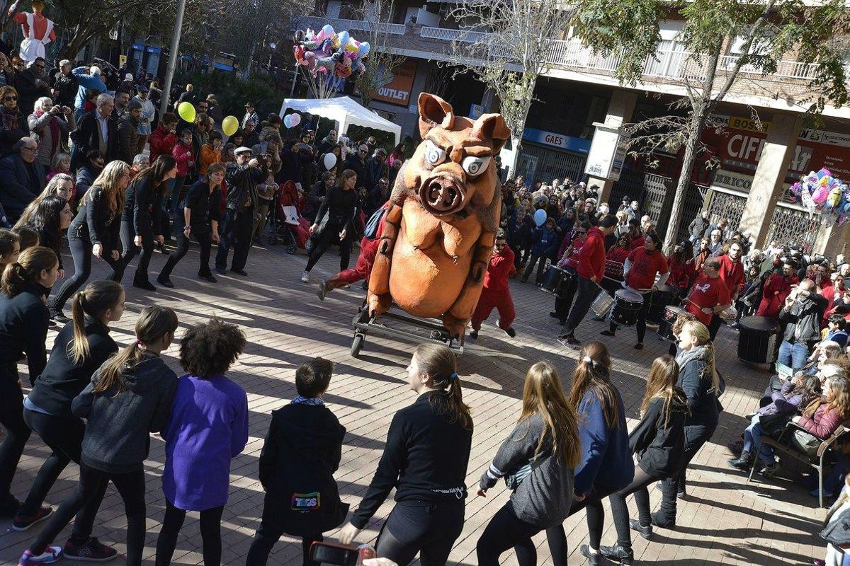 La bestia de fuego Porca presentará en sociedad a su hija, Espurna. La bestia de fuego Porca presentará en sociedad a su hija, Espurna.