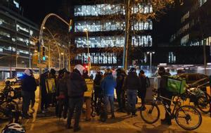 Protesta de 'riders' en hora punta en BCN para exigirle a Glovo mejores pagas