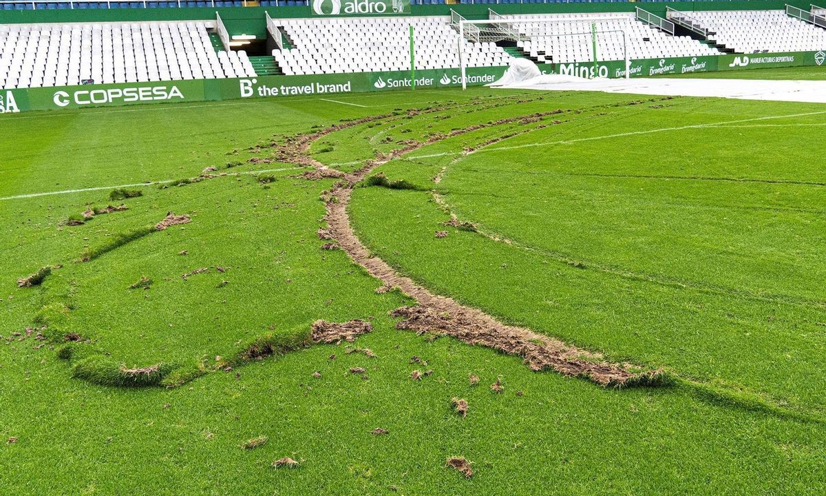 GRAF1046. SANTANDER, 25/11/2021.- El cesped del estadio de fútbol de El Sardinero ha sufrido esta madrugada graves daños por rodadas de un vehículo, con el que han accedido al campo individuos, cuya identidad se desconoce, que han entrado en las instalaciones forzando una de las puertas metálicas de acceso al estadio. Según han informado a Efe fuentes del club cántabro, los trabajadores del Racing de Santander que han abierto esta mañana el estadio han visto los destrozos causados por este acto vandálico, que ha dejado serias marcas en el terreno de juego en el que el Racing tiene que disputar un partido el sábado contra el Salamanca.- EFE/Racing de Santander/SOLO USO EDITORIAL/SOLO DISPONIBLE PARA ILUSTRAR LA NOTICIA QUE ACOMPAÑA (CRÉDITO OBLIGATORIO) GRAF1046. SANTANDER, 25/11/2021.- El cesped del estadio de fútbol de El Sardinero ha sufrido esta madrugada graves daños por rodadas de un vehículo, con el que han accedido al campo individuos, cuya identidad se desconoce, que han entrado en las instalaciones forzando una de las puertas metálicas de acceso al estadio. Según han informado a Efe fuentes del club cántabro, los trabajadores del Racing de Santander que han abierto esta mañana el estadio han visto los destrozos causados por este acto vandálico, que ha dejado serias marcas en el terreno de juego en el que el Racing tiene que disputar un partido el sábado contra el Salamanca.- EFE/Racing de Santander/SOLO USO EDITORIAL/SOLO DISPONIBLE PARA ILUSTRAR LA NOTICIA QUE ACOMPAÑA (CRÉDITO OBLIGATORIO)