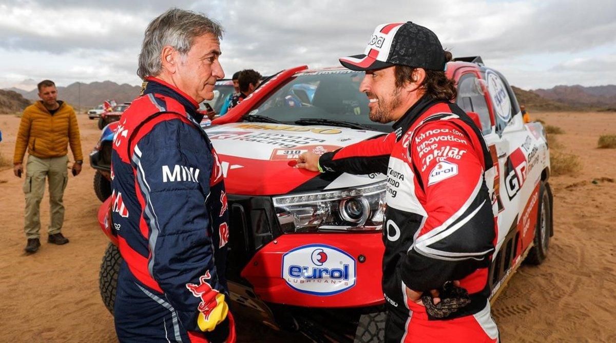 Carlos Sainz (Mini) y Fernando Alonso (Toyota), grandes amigos, conversan tras la etapa de ayer en Arabia Saudí. Carlos Sainz (Mini) y Fernando Alonso (Toyota), grandes amigos, conversan tras la etapa de ayer en Arabia Saudí.