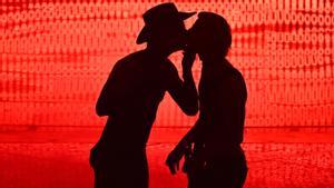 Achille Laura besa a su guitarrista Boss Doms durante la intepretación de ’Stripper’ en la segunda semifinal de Eurovisión