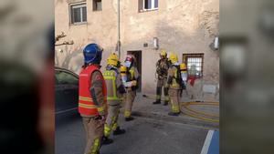 Un equip de respiració defectuós deixa sense aire un bomber durant un foc a Olot