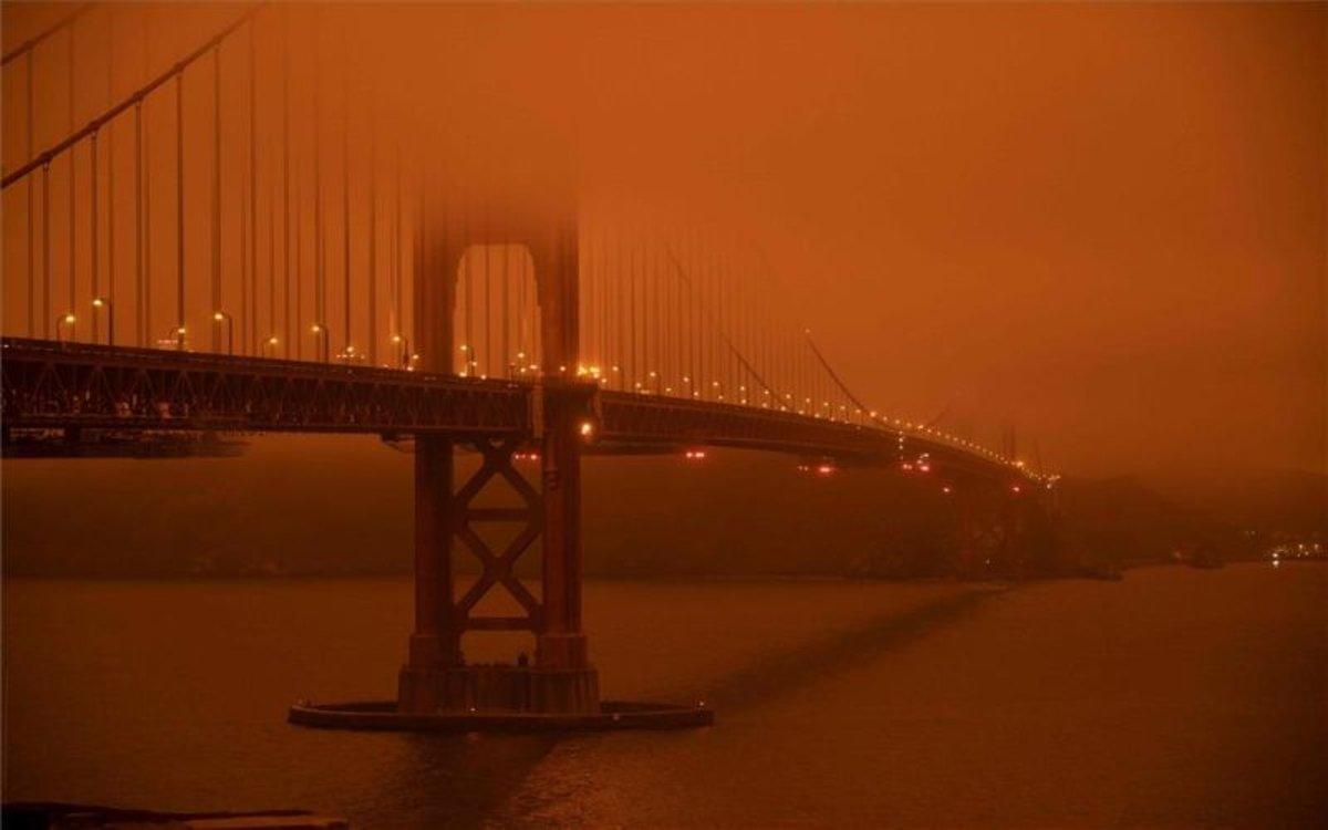 Vista del puente de San Francisco con cielo rojizo.