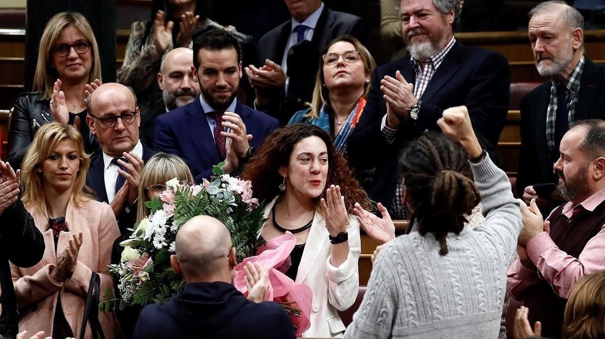 La diputada del grupo de Unidas Podemos Aina Vidal que hoy ha asistido a votar a pesar de estar enferma de cáncer recibe un ramo de flores de sus compañeros al termino de la segunda y definitiva votación La diputada del grupo de Unidas Podemos Aina Vidal que hoy ha asistido a votar a pesar de estar enferma de cáncer recibe un ramo de flores de sus compañeros al termino de la segunda y definitiva votación