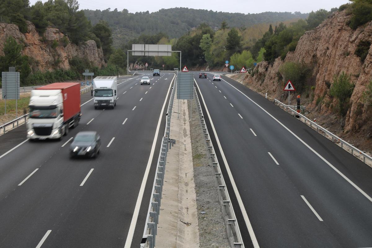 Vehículos circulando en la autovía A-2. Vehículos circulando en la autovía A-2.