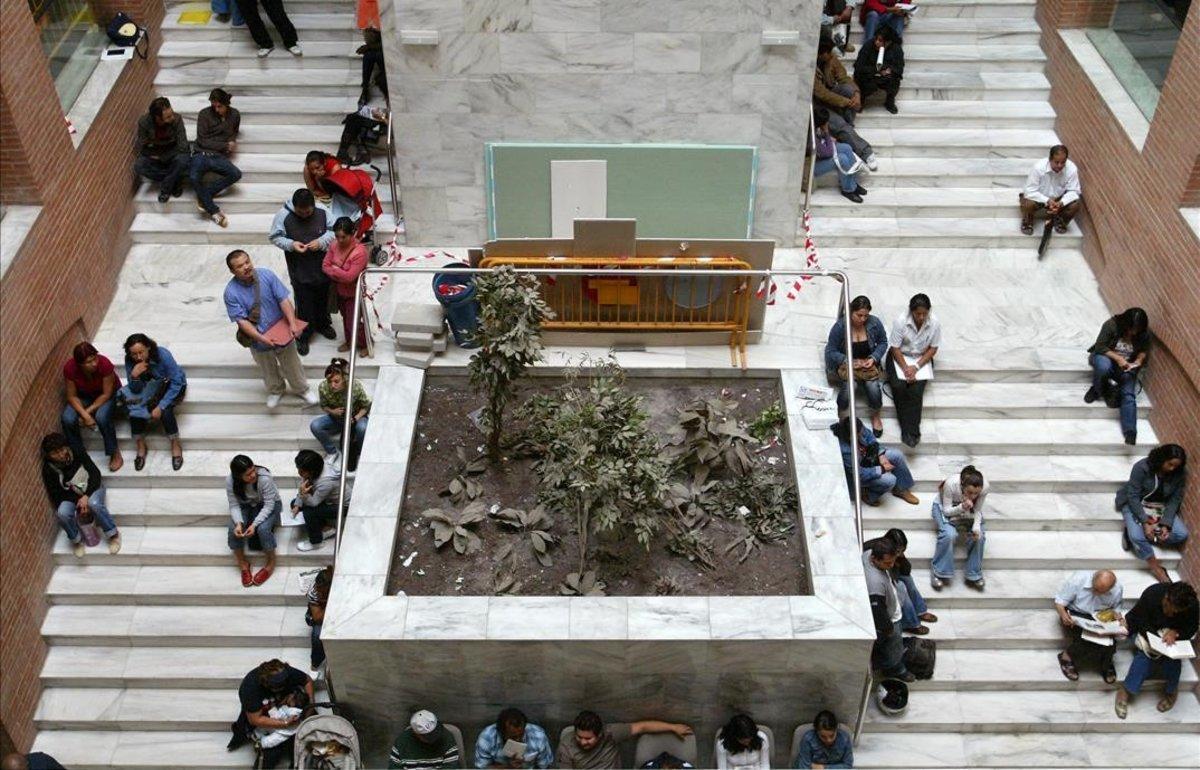 Ciudadanos esperan para hacer gestiones en el Registro Civil. Ciudadanos esperan para hacer gestiones en el Registro Civil.