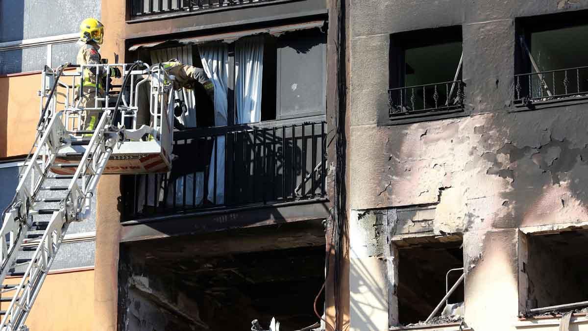 En el incendio del edificio de diez plantas en el barrio en Sant Roc de Badalona han muerto tres personas y otras diecinueve están heridas, entre ellas un bebé en estado crítico.