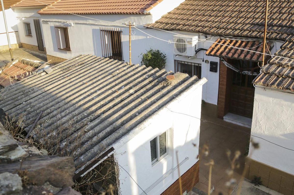 Entrada de la vivienda situada en la localidad onubense de La Zarza, donde han sido encontrados los cuerpos sin vida de un hombre y una mujer. Entrada de la vivienda situada en la localidad onubense de La Zarza, donde han sido encontrados los cuerpos sin vida de un hombre y una mujer.