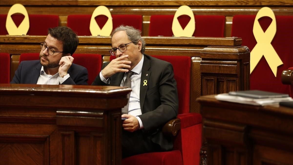 El vicepresidente de la Generalitat, Pere Aragonès (ERC), y el ’president’, Quim Torra, en el Parlament. El vicepresidente de la Generalitat, Pere Aragonès (ERC), y el ’president’, Quim Torra, en el Parlament.