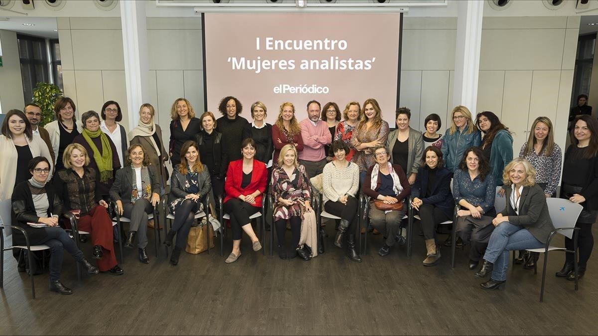 Foto de familia de las participantes en el primer Encuentro de Mujeres Analistas de EL PERIÓDICO, el pasado diciembre, en el Caixa Fòrum de Barcelona.
