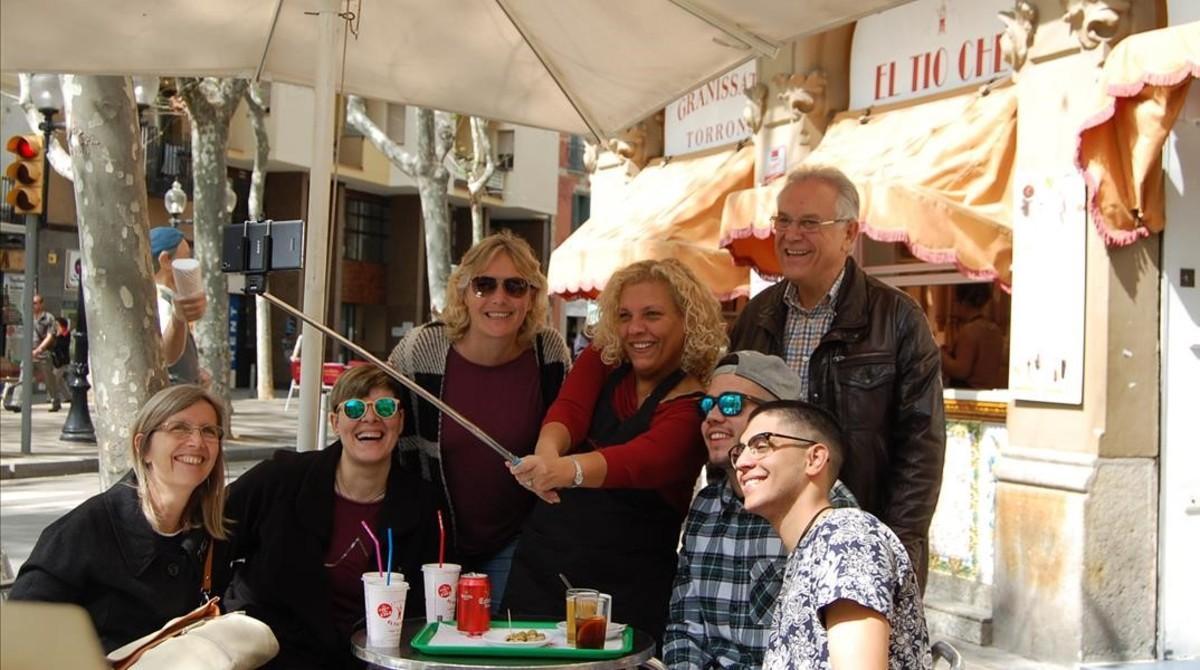 TÍO CHE (Rambla Poblenou, 44-46). La selfie de Teresa Moreno con Antoni, Catalina, Carmina, Gerard y Juanjo.