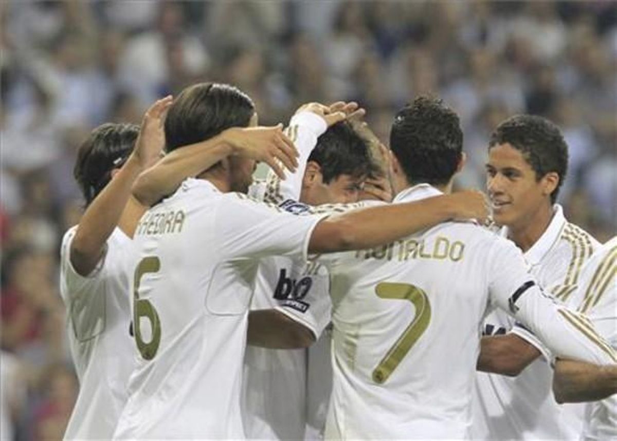 Los jugadores del Madrid se abrazan tras uno de los goles contra el Ajax. Los jugadores del Madrid se abrazan tras uno de los goles contra el Ajax.