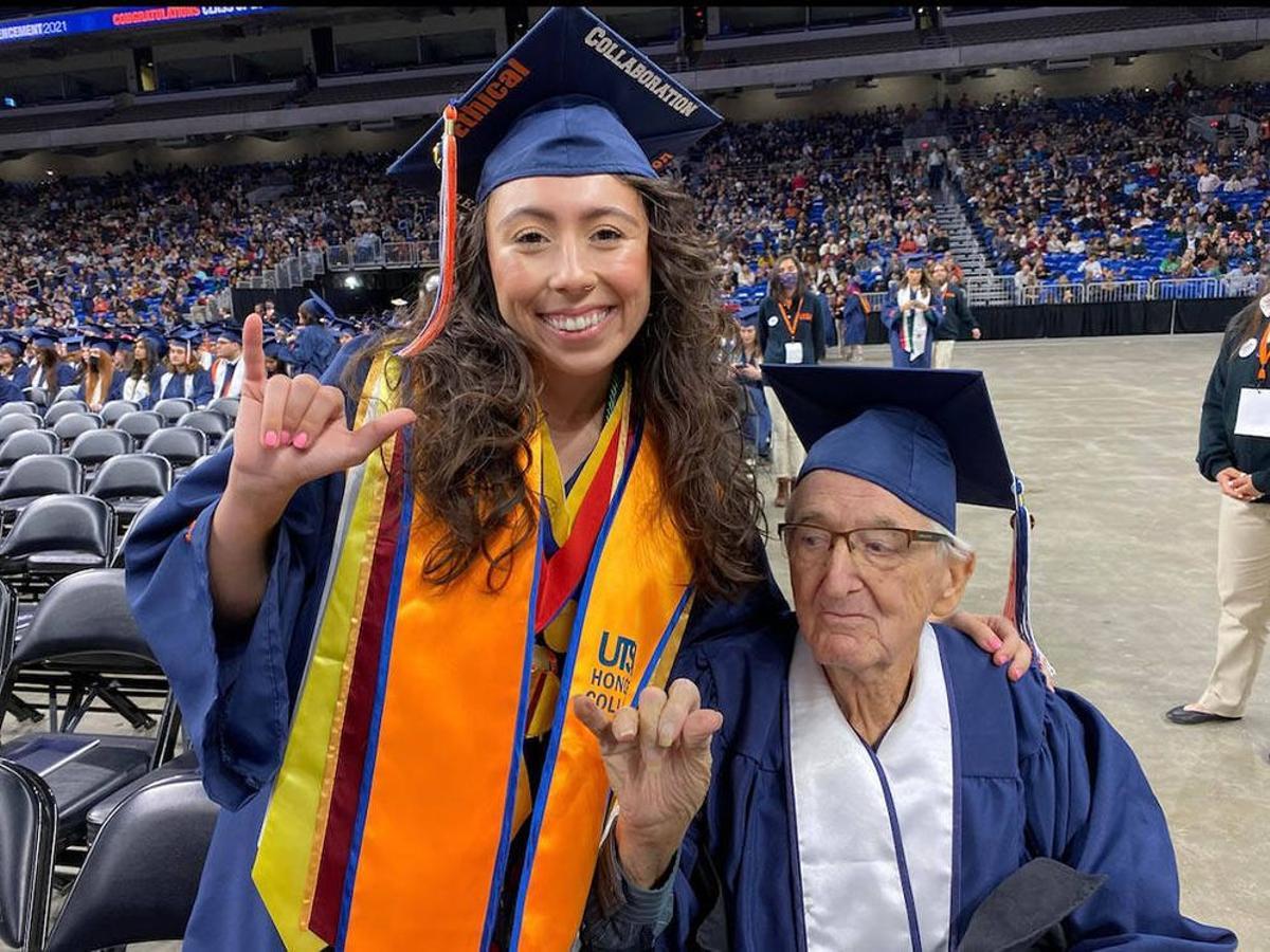 Una joven de 23 años y su abuelo de 88 se gradúan juntos en la universidad Una joven de 23 años y su abuelo de 88 se gradúan juntos en la universidad