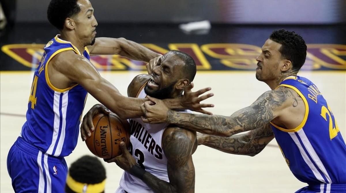 Lebron James entra a canasta ante el duro marcaje de Shaun Livingston y Matt Barnes. Lebron James entra a canasta ante el duro marcaje de Shaun Livingston y Matt Barnes.