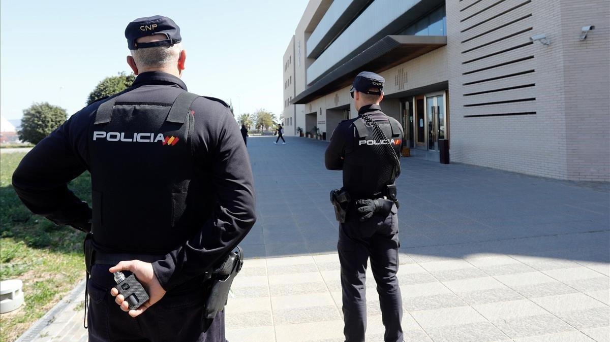 Dos policías nacionales ante la Audiencia de Castellón, ayer.