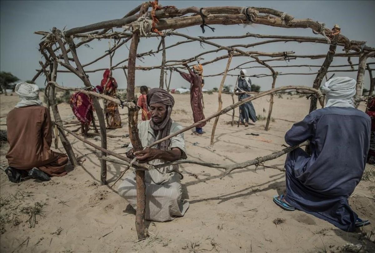 Un grupo de desplazados construye una cabaña en el asentamiento de Manara. Un grupo de desplazados construye una cabaña en el asentamiento de Manara.