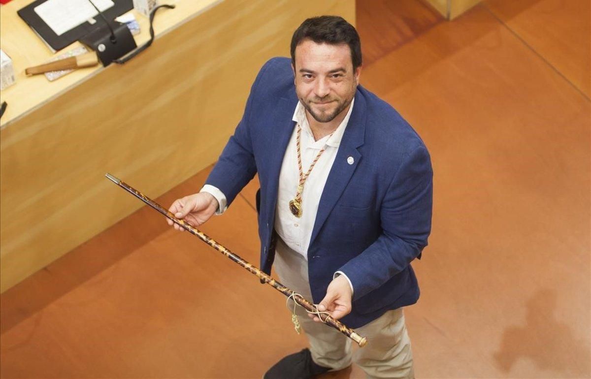 Álex Pastor, nuevo alcalde de Badalona, con la vara de mando. Álex Pastor, nuevo alcalde de Badalona, con la vara de mando.