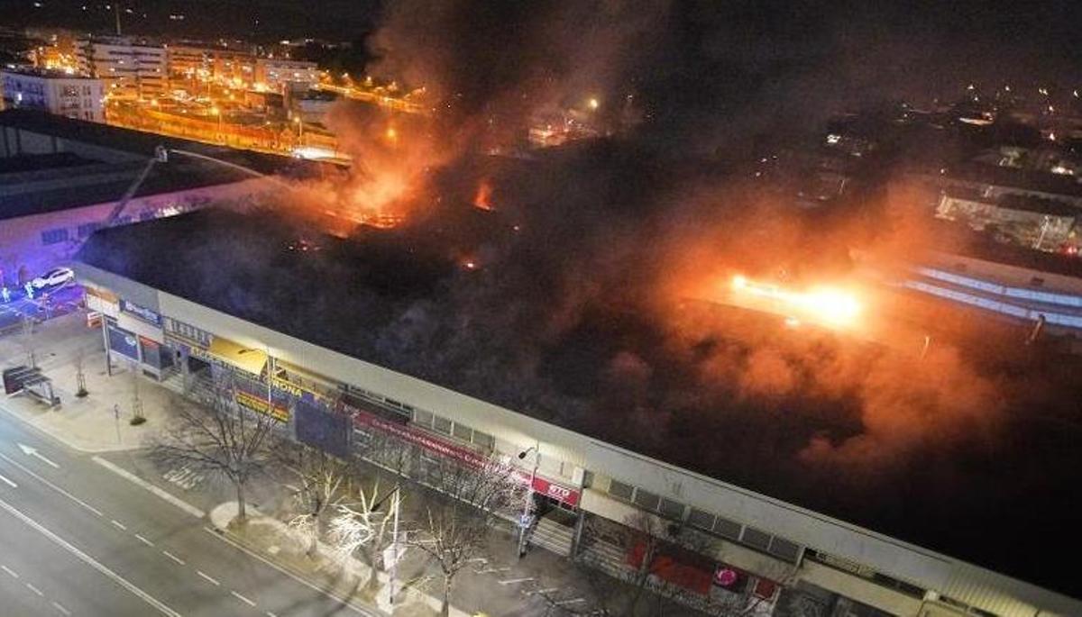 Espectacular incendi en un concessionari de motos a Girona
