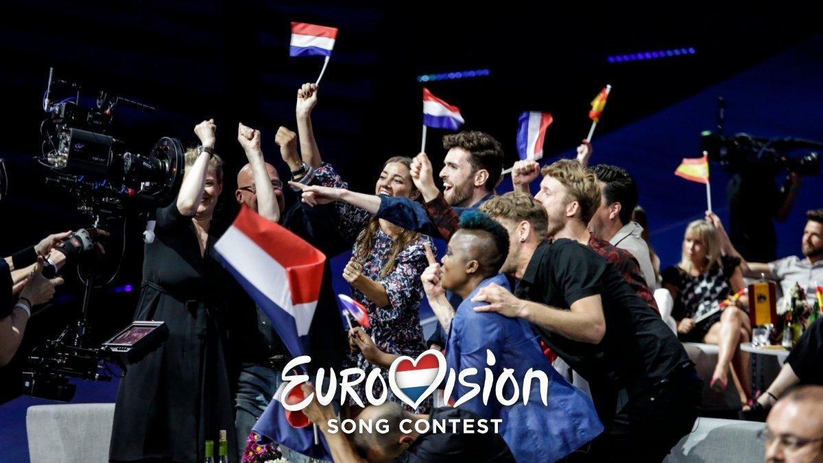 Duncan Laurence y la delegación holandesa en la green room de Eurovisión 2019.