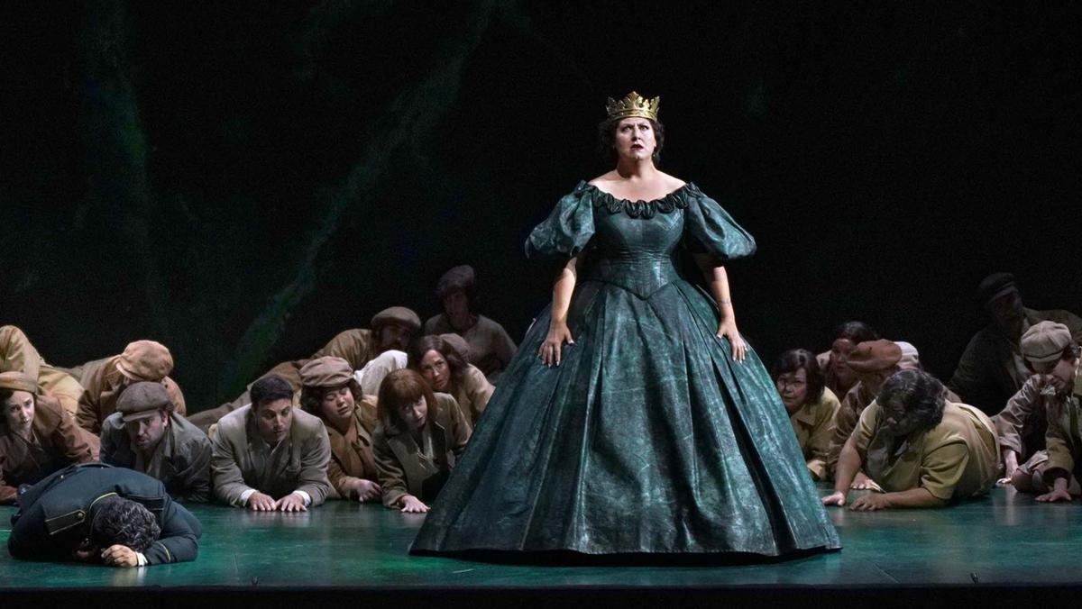 La soprano Anna Pirozzi en el papel de Abigaill en ’Nabucco’, con el coro del Teatro Real