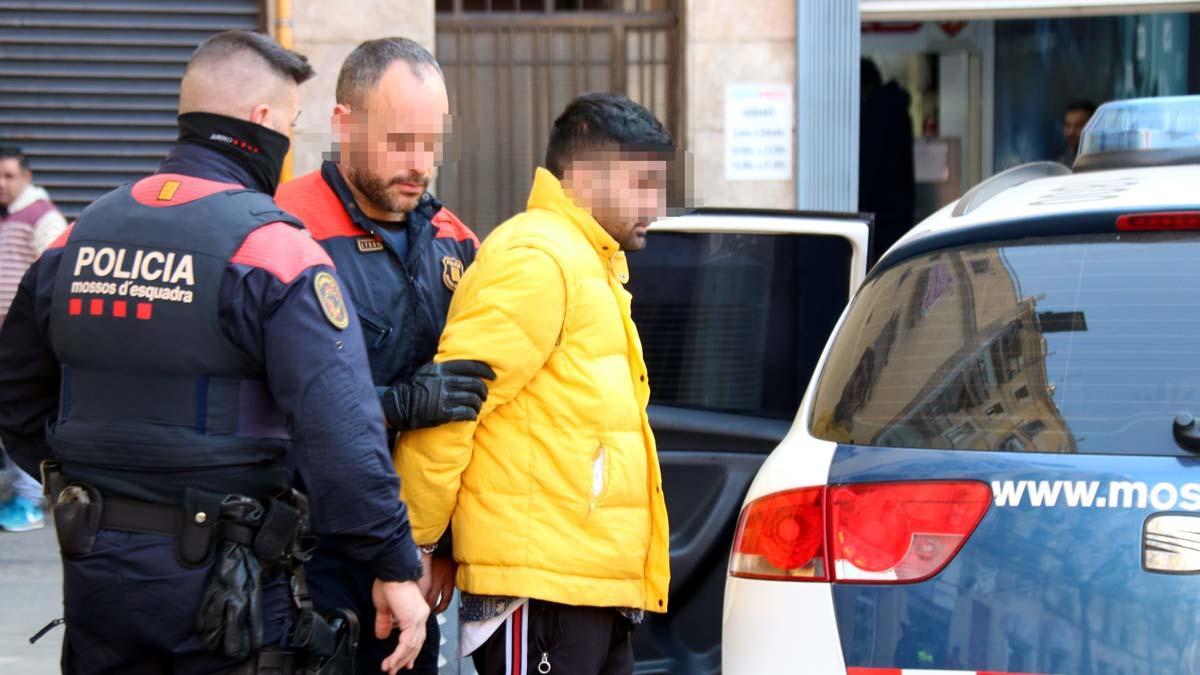 Cau la xarxa de narcos que va voler cremar viu un home a la Barceloneta