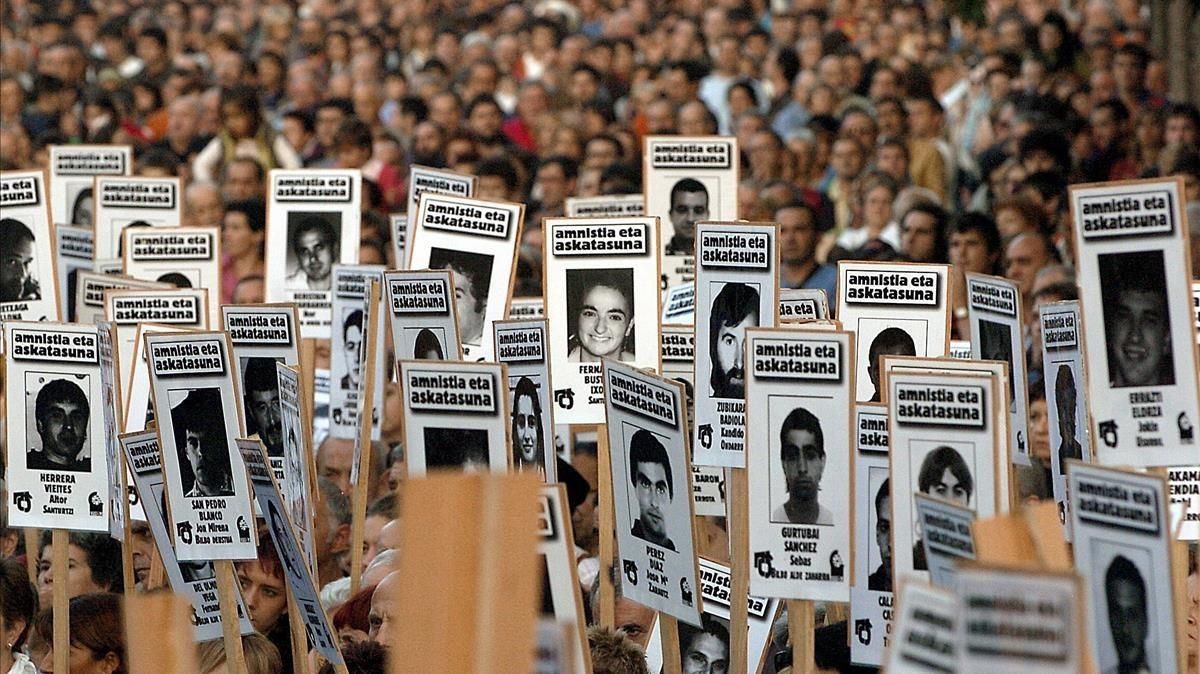 Manifestación a favor del acercamiento de presos, en el año 2006 en San Sebastián. Manifestación a favor del acercamiento de presos, en el año 2006 en San Sebastián.