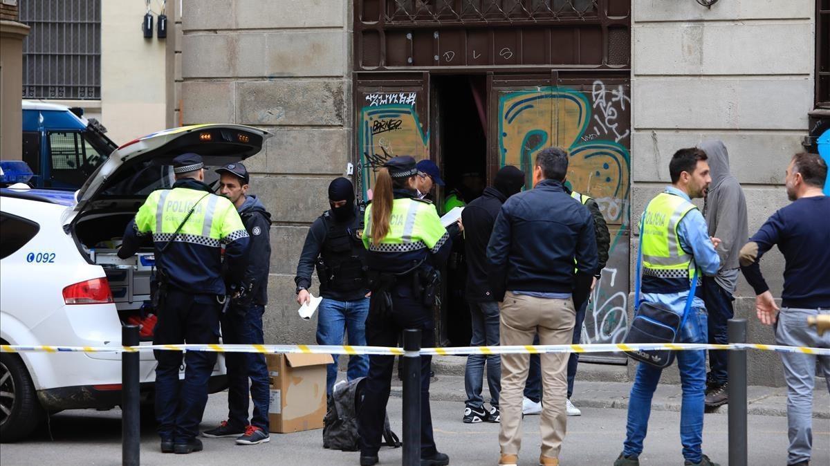Desmantellats dos narcopisos a tan sols 200 metres de l'Ajuntament de Barcelona