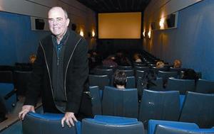 El alma de los Meliès 8 Carles Balagué en una de las dos salas de los cines, el día de su reinauguración.