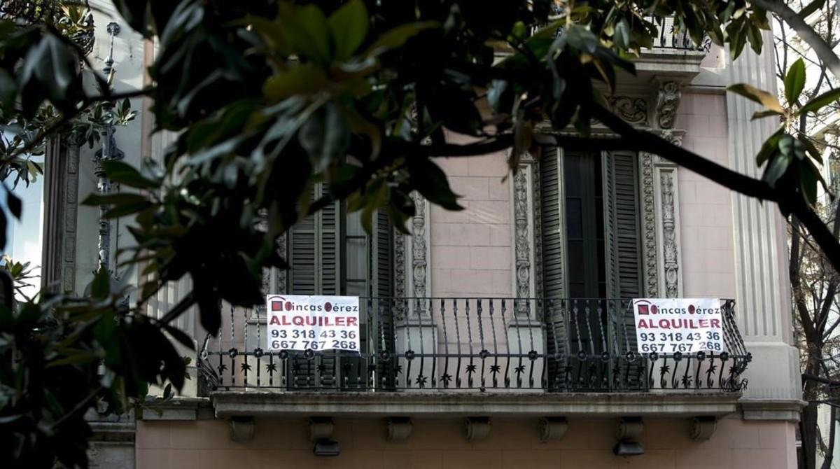 Carteles de pisos de alquiler en Barcelona.
