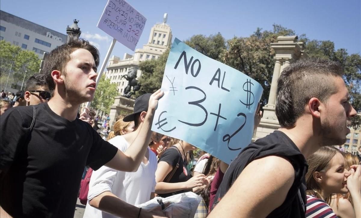 Fre als graus de tres anys a la universitat pública catalana Fre als graus de tres anys a la universitat pública catalana
