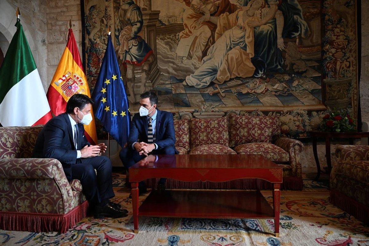 El presidente del Gobierno, Pedro Sánchez, y el primer ministro italiano, Giuseppe Conte, durante la XIX Cumbre entre España e Italia, este 25 de noviembre en el palacio de la Almudaina de Palma de Mallorca. El presidente del Gobierno, Pedro Sánchez, y el primer ministro italiano, Giuseppe Conte, durante la XIX Cumbre entre España e Italia, este 25 de noviembre en el palacio de la Almudaina de Palma de Mallorca.
