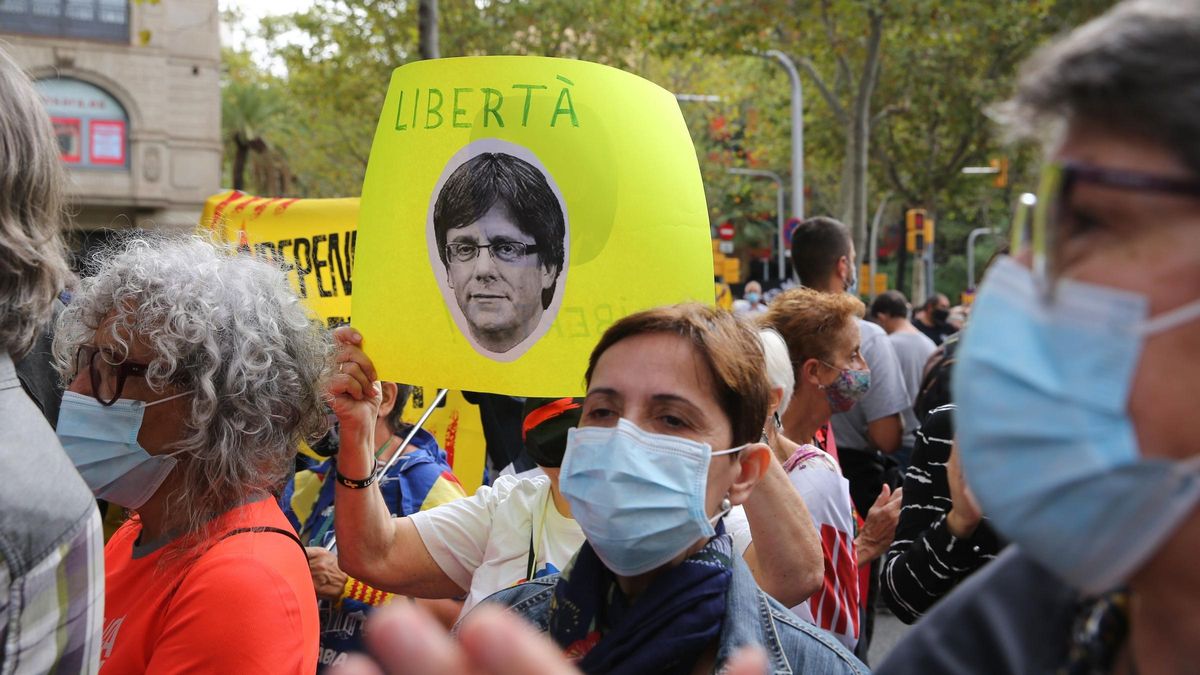 Un millar de personar se concentran cerca del consulado italiano para reclamar la libertad de Puigdemont. Un millar de personar se concentran cerca del consulado italiano para reclamar la libertad de Puigdemont.