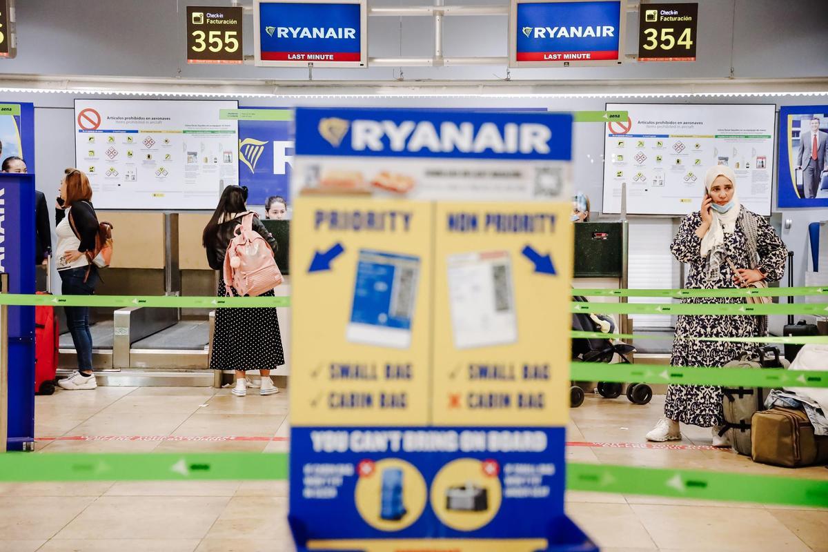 Els tripulants de cabina de Ryanair reinicien la vaga amb 12 jornades més