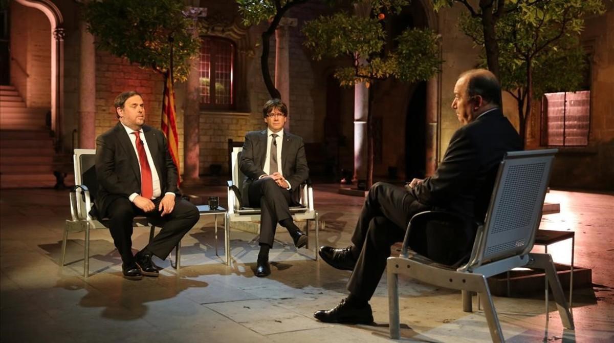 Carles Puigdemont y Oriol Junqueras, durante la entrevista en TV-3. Carles Puigdemont y Oriol Junqueras, durante la entrevista en TV-3.