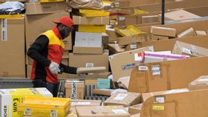 Trabajadores alemanes en un centro de logística en Hamburgo.