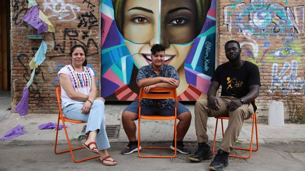 Tres de las personas que participaron el año pasado en la segunda edición de la Fira, frente a Coòpolis, el Ateneu Cooperatiu de Barcelona, en Can Batlló.
