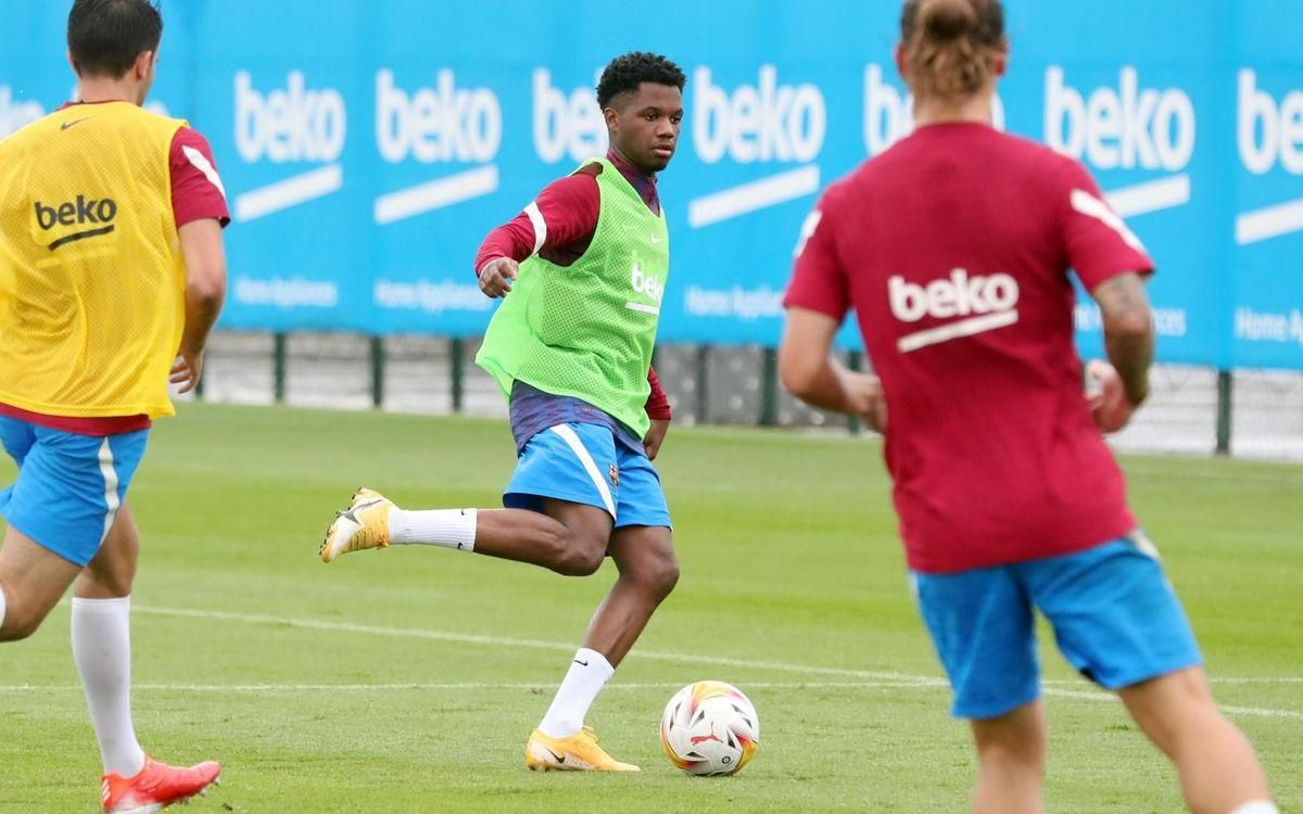 Ansu Fati, en su primer entrenamiento con el grupo casi 10 meses después de su grave lesión en la rodilla izquierda. Ansu Fati, en su primer entrenamiento con el grupo casi 10 meses después de su grave lesión en la rodilla izquierda.