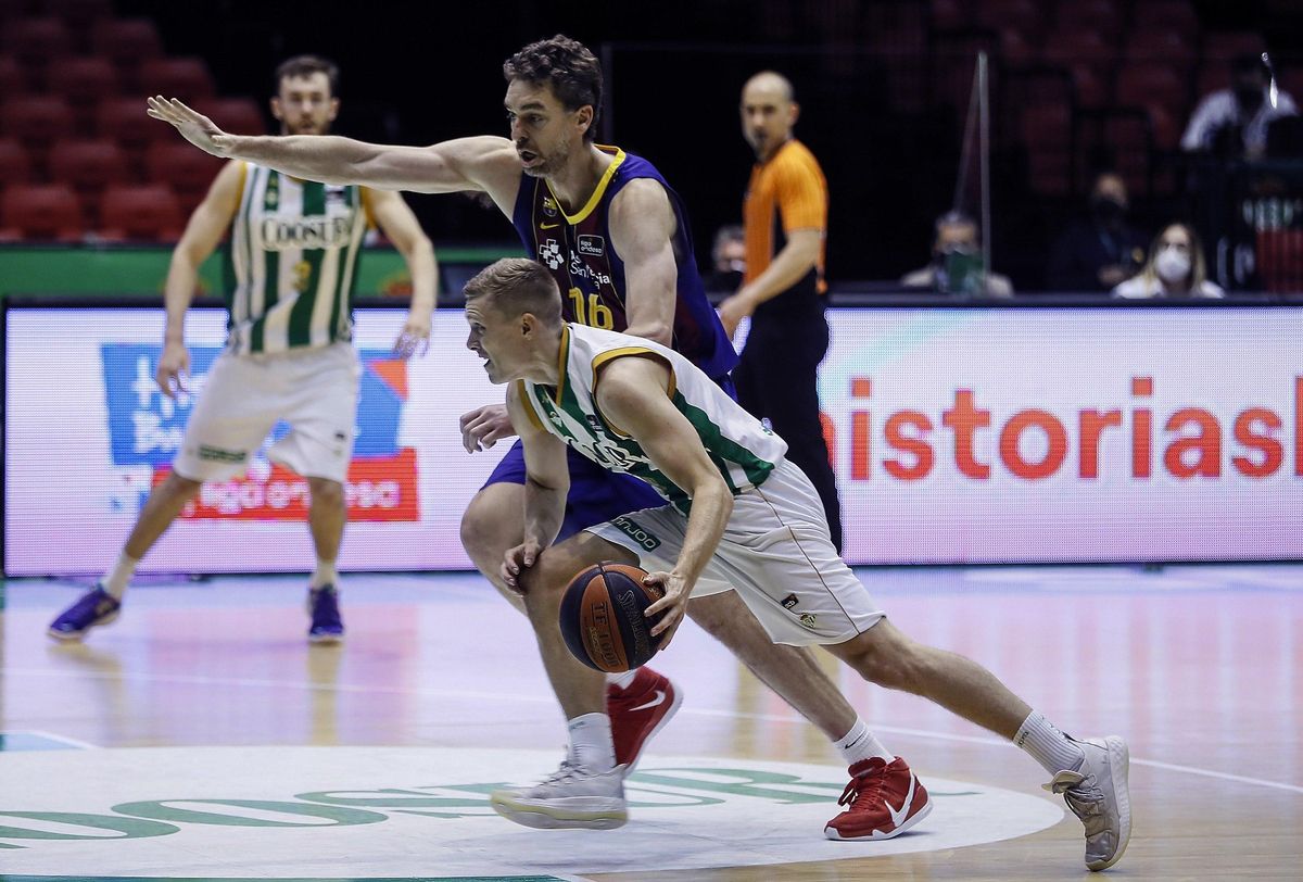 Gasol persigue al escolta verdiblanco Borg en una acción del partido Gasol persigue al escolta verdiblanco Borg en una acción del partido